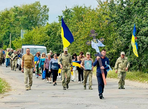 На Кролевеччині попрощалися із загиблим захисником, який вважався зниклим безвісти фото На Кролевеччині попрощалися із загиблим захисником, який вважався зниклим безвісти фото
