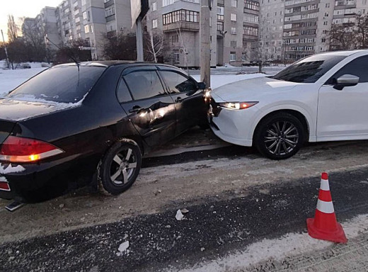 Потрійна аварія на Героїв Крут: через виїзд на зустрічну смугу постраждав чоловік фото