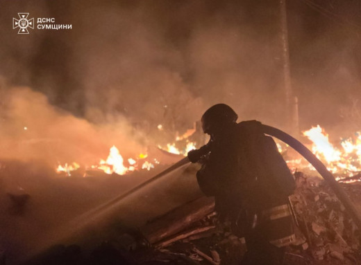 Рятувальники Сумщини гасили пожежу під повторними ударами "Шахедів" у Свеській громаді фото Рятувальники Сумщини гасили пожежу під повторними ударами "Шахедів" у Свеській громаді фото