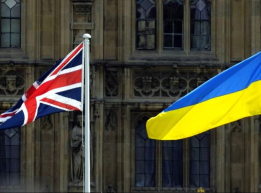 Український прапор зняли з будівлі ради в Ессексі: його замінили другим прапором Британії фото