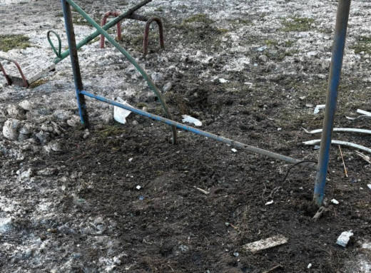 Російський безпілотник «Молнія» влучив у дитячий майданчик у Сумах фото