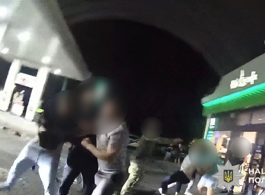 У Вінниці затримали жителів Сумщини, які відбили у поліції свого знайомого фото У Вінниці затримали жителів Сумщини, які відбили у поліції свого знайомого фото