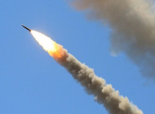 Росіяни вдарили ракетою по Сумській громаді: пошкоджено дорогу, рух обмежено фото