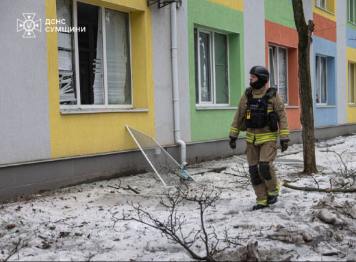 Рятувальники ліквідовують наслідки атаки на медзаклад у Сумах фото