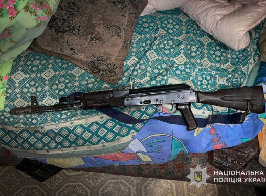 Зберігав автомат Калашникова вдома: на Конотопщині судитимуть 64-річного чоловіка фото