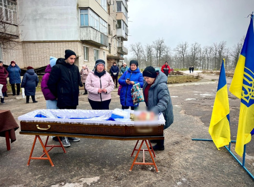 Свеса попрощалася із героєм-земляком Дмитром Перекрестовим фото