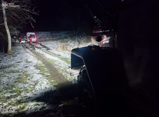 У Шостці рятувальники допомогли витягти зі снігової пастки дві машини швидкої допомоги фото