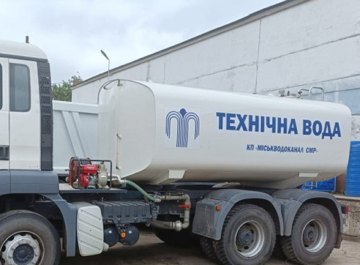 Через аварію на колекторі у Сумах технічну воду підвозять за 22 адресами фото