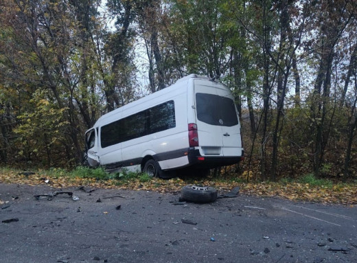 Поблизу Штепівки на Сумщині в ДТП зіткнулися легковик і маршрутка: є травмовані фото