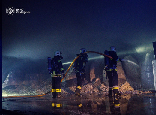 На Сумщині ліквідували масштабну пожежу в складському приміщенні фото