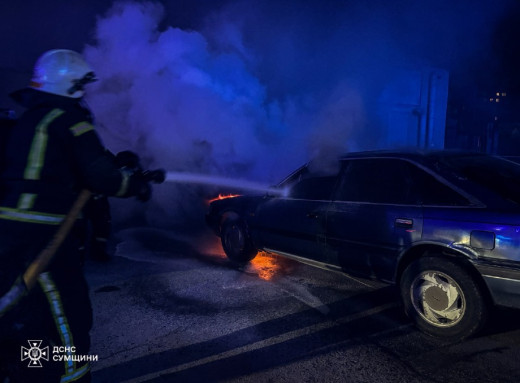 У Шостці пожежники швидко ліквідували загоряння автомобіля фото