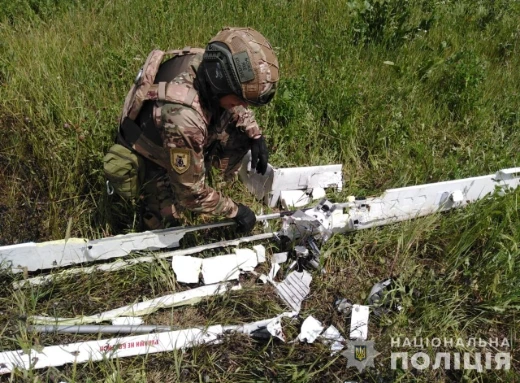 На Сумщині російський безпілотник упав на городі мешканця прикордоння фото