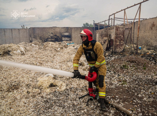 Наслідки ворожого удару: сумські рятувальники 12 годин ліквідовували масштабну пожежу фото Наслідки ворожого удару: сумські рятувальники 12 годин ліквідовували масштабну пожежу фото
