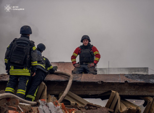 Внаслідок ракетного удару по Сумах загинули двоє людей фото