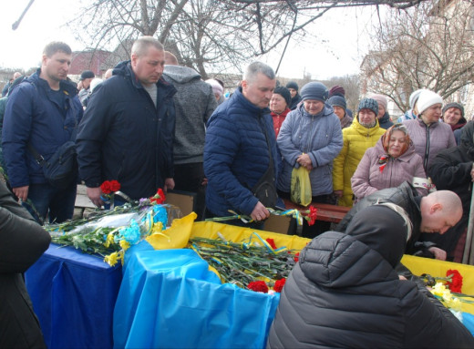 У Шосткинській громаді попрощалися із захисником Олександром Іллюченком фото