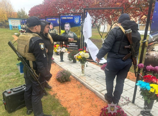 Поліція Сумщини розслідує факт вандалізму на Алеї слави у Сумському районі фото Поліція Сумщини розслідує факт вандалізму на Алеї слави у Сумському районі фото