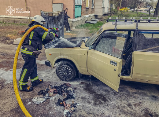 У Конотопі посеред вулиці загорілася автівка: вогнеборці оперативно приборкали полум’я фото