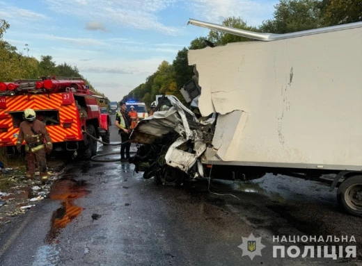 Подробиці зіткнення вантажівок на Сумщині: водії у лікарні фото