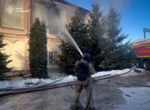 Рятувальники під обстрілами: на Сумщині ліквідували масштабні пожежі після атак росії фото