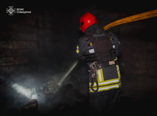Сумські рятувальники ліквідували пожежу після російської атаки (відео) фото