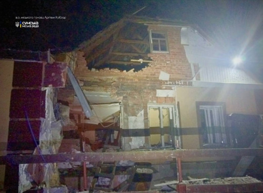 У Сумах ворожий БпЛА влучив у приватний будинок: постраждала жінка фото