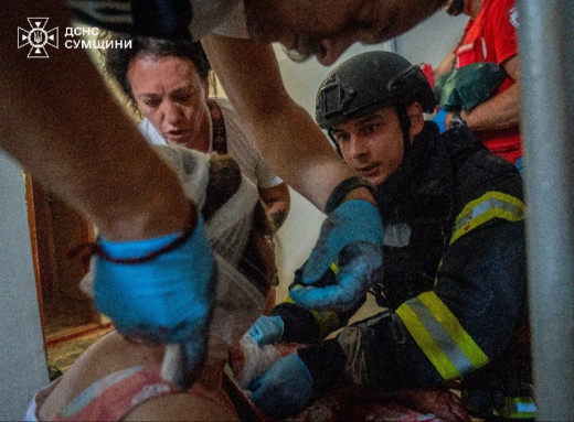 Рятувальники показали кадри порятунку після масованої атаки дронів на Суми фото Рятувальники показали кадри порятунку після масованої атаки дронів на Суми фото