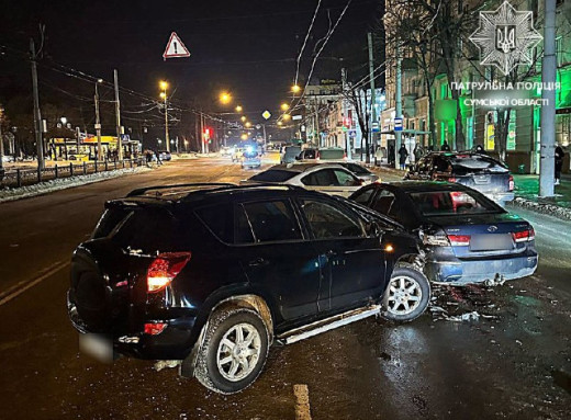 У центрі Сум зіткнулися чотири автомобілі фото