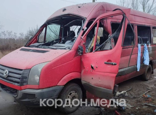 Окупанти атакували мікроавтобус на Сумщині: водій та пасажири дивом вціліли фото