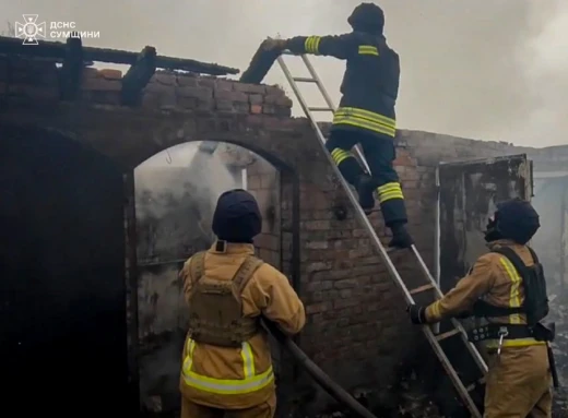 У Білопіллі рятувальники загасили пожежу, спричинену ворожим обстрілом фото