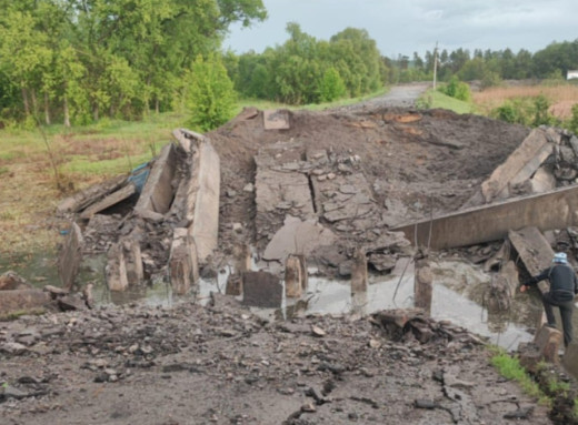 На Сумщині зруйновано міст між Великою Писарівкою та навколишніми селами фото На Сумщині зруйновано міст між Великою Писарівкою та навколишніми селами фото