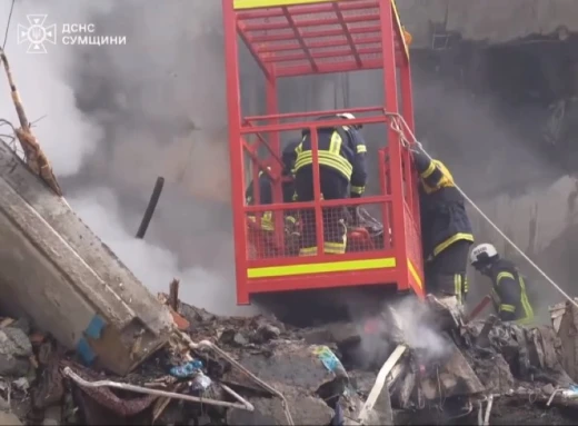 Сумські рятувальники дістали друге тіло з-під завалів зруйнованої п’ятиповерхівки фото