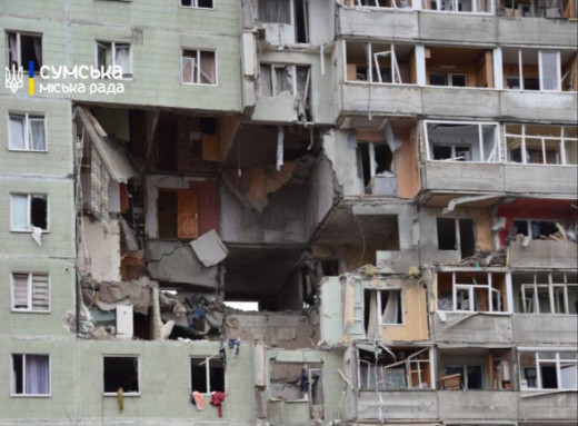 У Сумах демонтують зруйнований "шахедом" під'їзд будинку по Героїв Крут, 68А фото У Сумах демонтують зруйнований "шахедом" під'їзд будинку по Героїв Крут, 68А фото