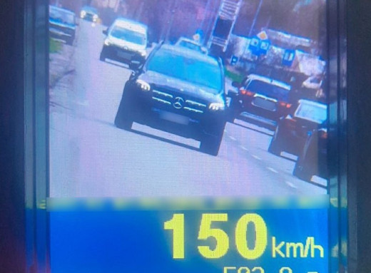 Патрульні на Сумщині зупинили водія, який летів трасою зі швидкістю 150 км/год фото