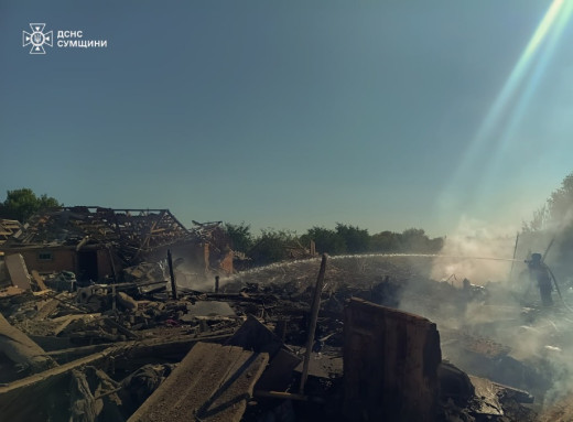 Рятувальники показали, як гасили пожежі після ракетного удару в Битиці фото