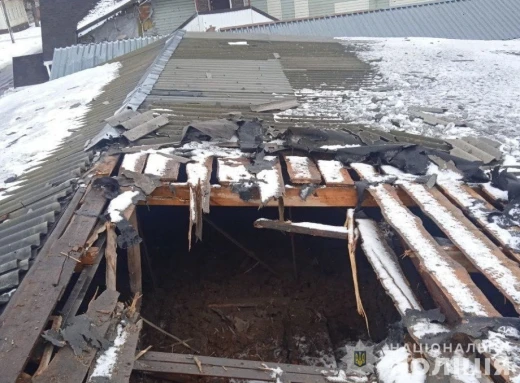Російські війська пошкодили на Сумщині будинок, ліцей, гараж і автомобіль фото