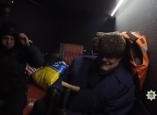 Евакуація під обстрілами: спецпідрозділ поліції допоміг літнім людям виїхати у безпечні місця фото