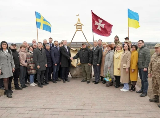 У Ромнах оновили пам'ятний знак зустрічі гетьмана Мазепи та шведського короля Карла ХІІ фото