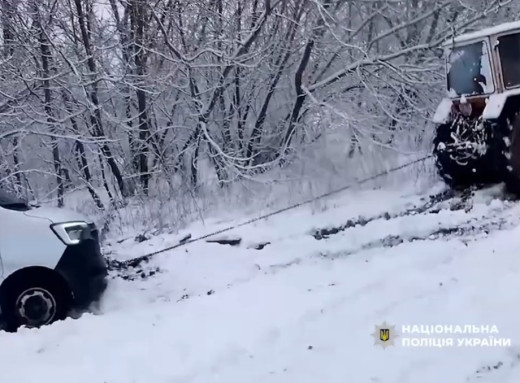 Евакуація крізь замети: на Сумщині поліцейські вивезли із прикордоння двох пенсіонерок фото