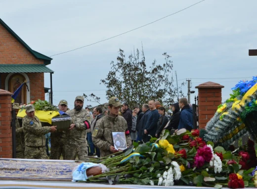 У Лебедині провели в останню путь полеглого захисника В’ячеслава Страха фото