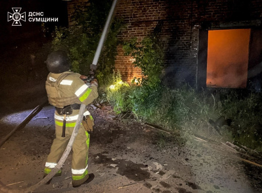 Рятувальники ліквідували пожежі в Сумах та Тростянці після нічних атак фото