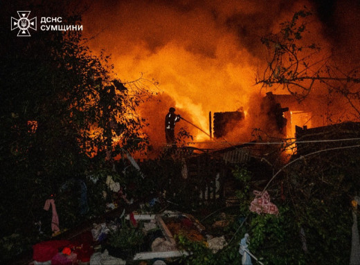 Рятувальники всю ніч гасили пожежі після ворожих влучань на Сумщині фото Рятувальники всю ніч гасили пожежі після ворожих влучань на Сумщині фото
