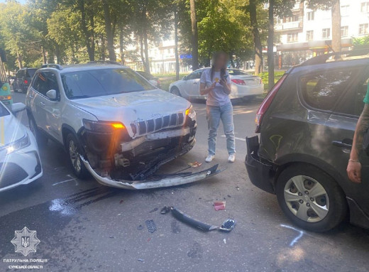 У Сумах водійка на джипі спричинила потрійну ДТП фото У Сумах водійка на джипі спричинила потрійну ДТП фото