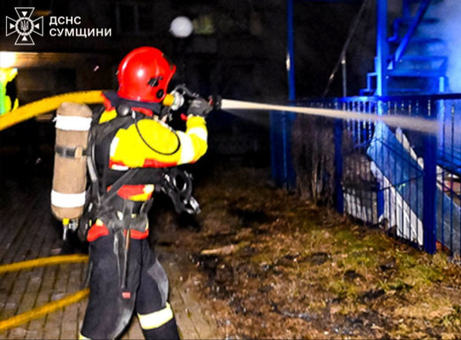 У Сумах рятувальники ліквідували пожежу, спричинену російською атакою фото