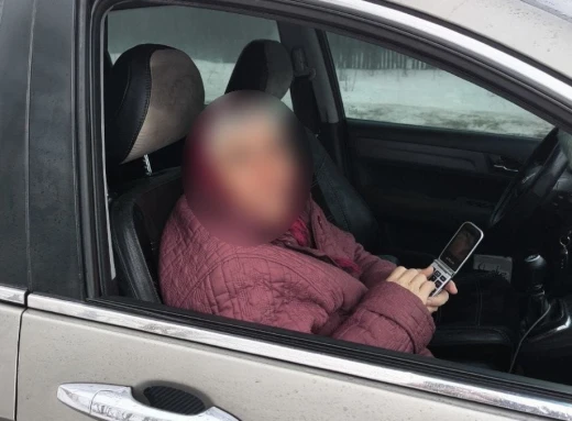 На Сумщині таксист і поліцейські врятували пенсіонерку від шахраїв фото