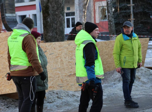 Понад 300 вибитих вікон: комунальники та волонтери ліквідовують руйнування в місті фото