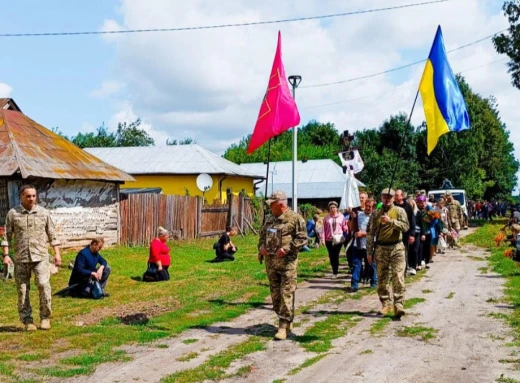 На Кролевеччині попрощалась із захисником Сергієм Сердюком фото