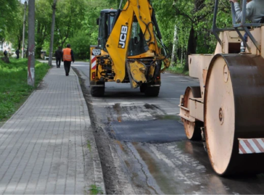 Під час дистанційного навчання в Сумах ремонтують дороги до шкіл та дитсадків фото