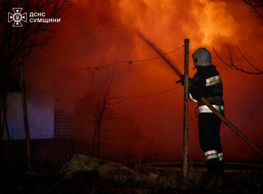 У Сумах горіла дача: пожежу ліквідували рятувальники фото