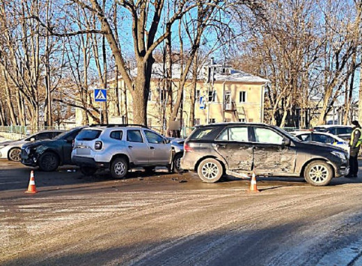 У Сумах пенсіонер влаштував ДТП на перехресті: постраждали три авто фото