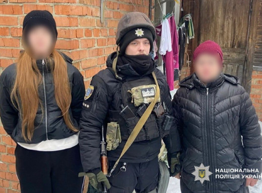 Поліцейські Краснопілля евакуювали п’ятьох дітей та жінку із прикордоння під обстрілами фото